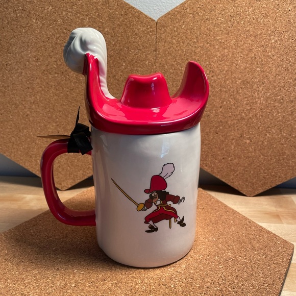 NWT Rae Dunn Disney “Captain Hook” ceramic mug with lid - Picture 5 of 6